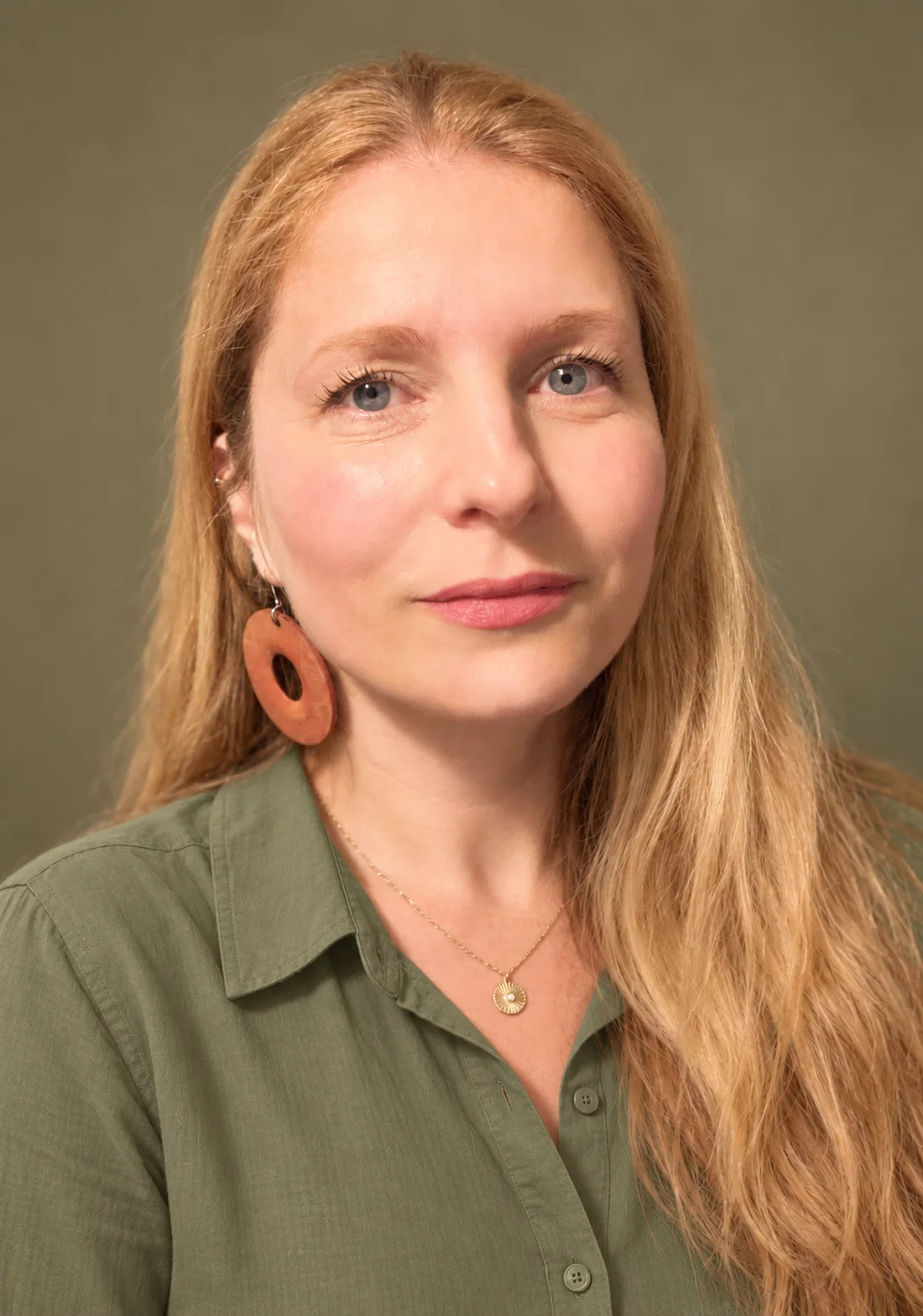 Alina Bârcă, portret în cămașă verde
